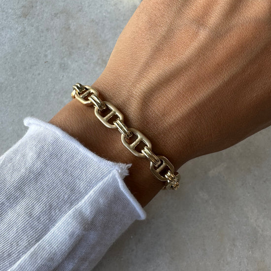 Load image into Gallery viewer, Figure 8 &amp;amp; Ribbed Link Gold Chain Bracelet
